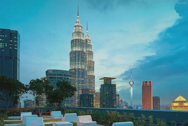 THE MEWS KLCC – Elegant Upscale Apartment [Large Swimming Pool ⭐ ​​Near the Petronas Twin Towers]