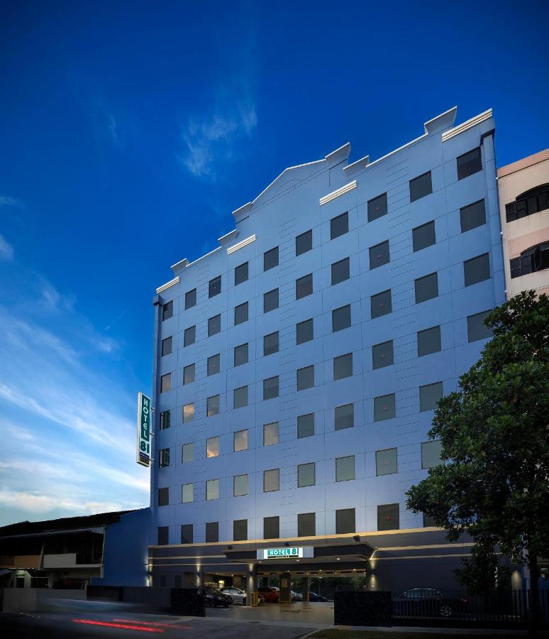 Hotel 81 Premier Hollywood + CX715 HKG → SIN