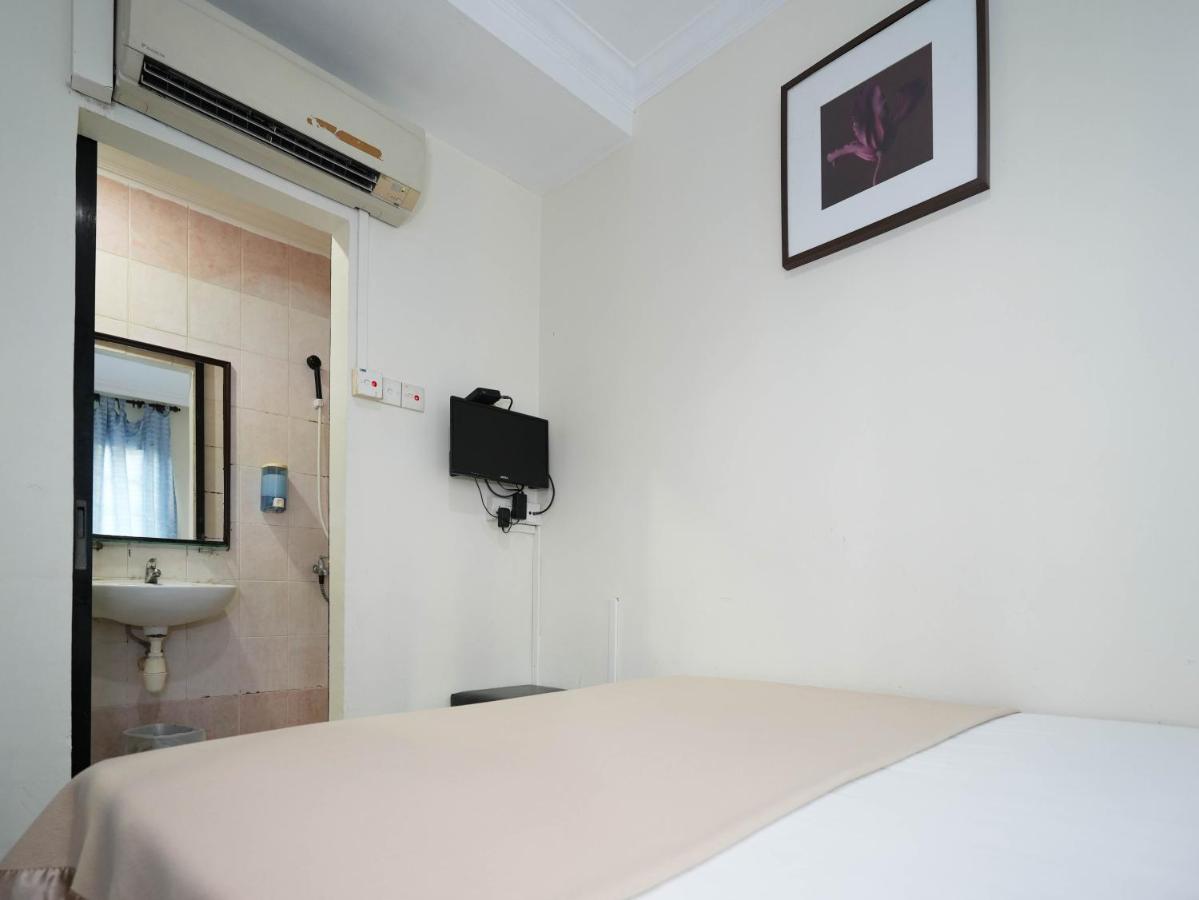 Amrise Hotel, Check in at 10PM, Check out at 9AM + CX715 HKG → SIN