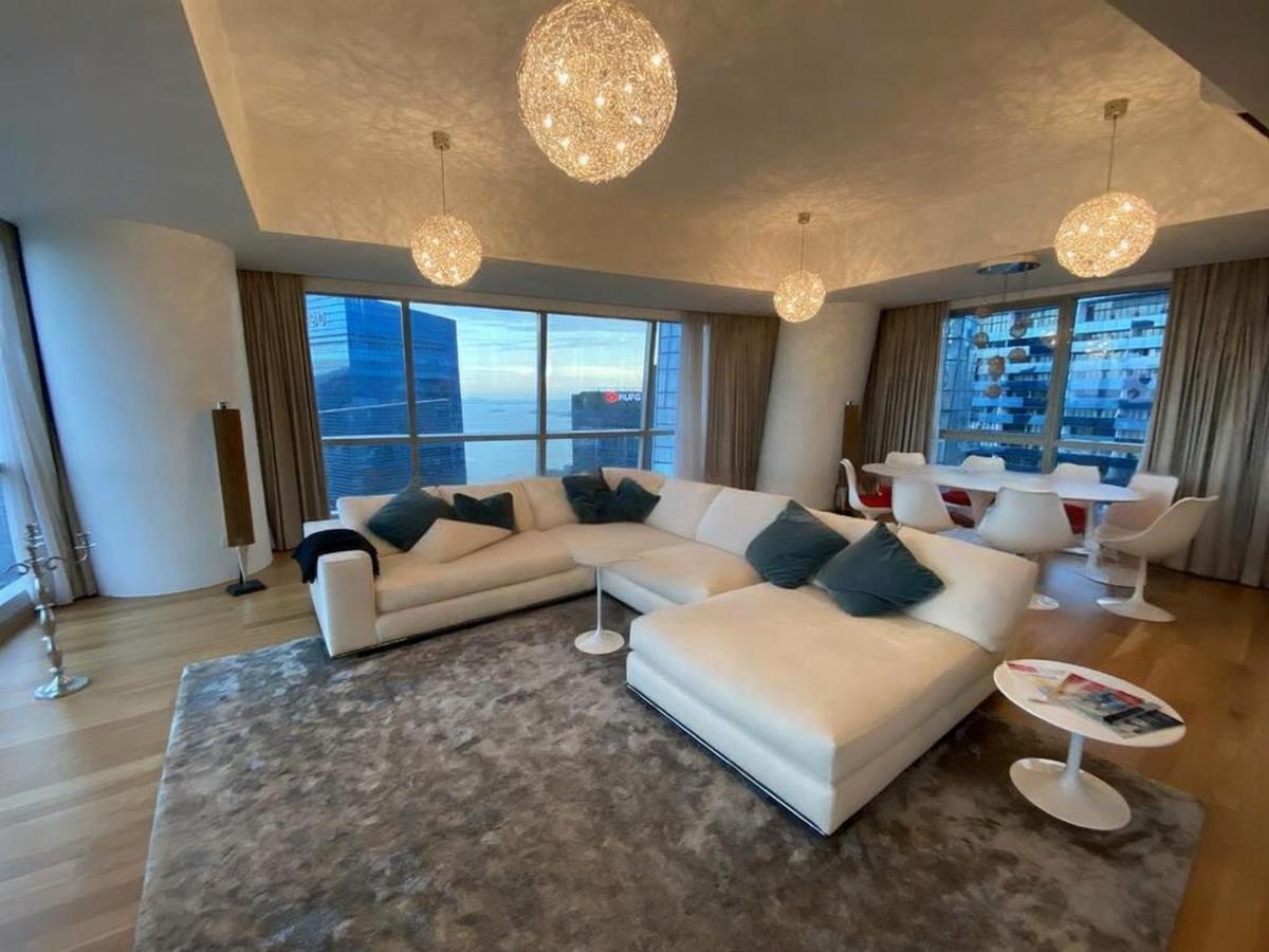 Super high floor Apartment with 3 bedroom - 60 floor + CX715 HKG → SIN