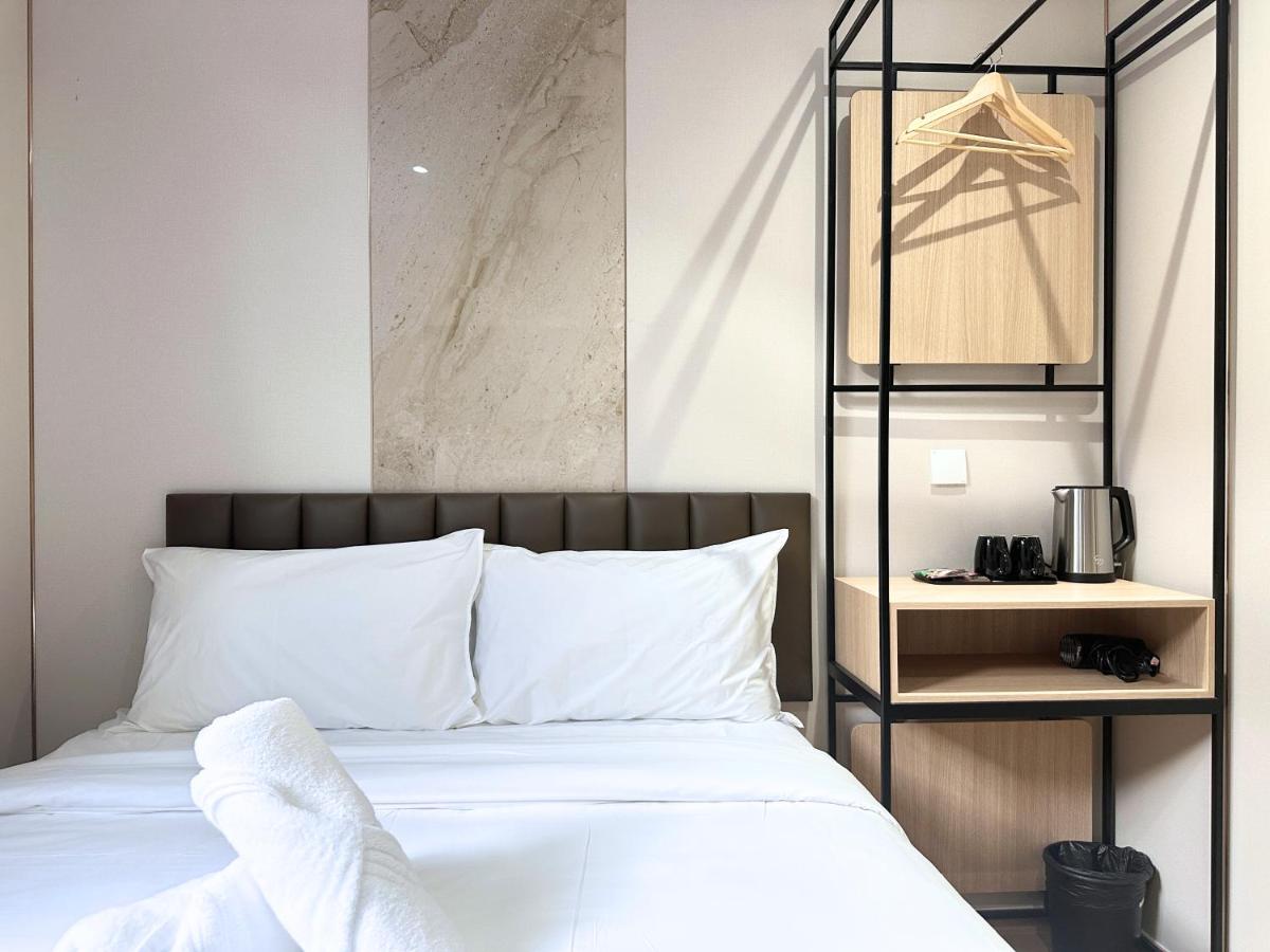 Nest Hotel Singapore + CX715 HKG → SIN