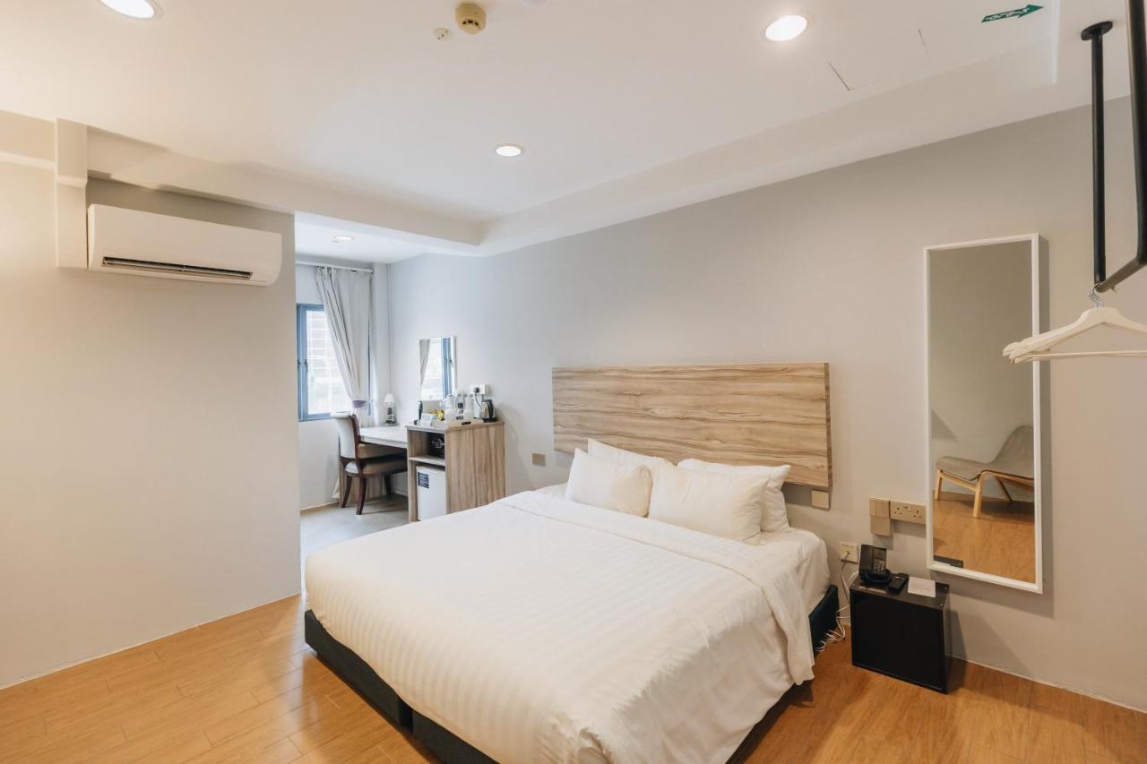 Victoria Hotel a NuVe Group Collection + CX715 HKG → SIN