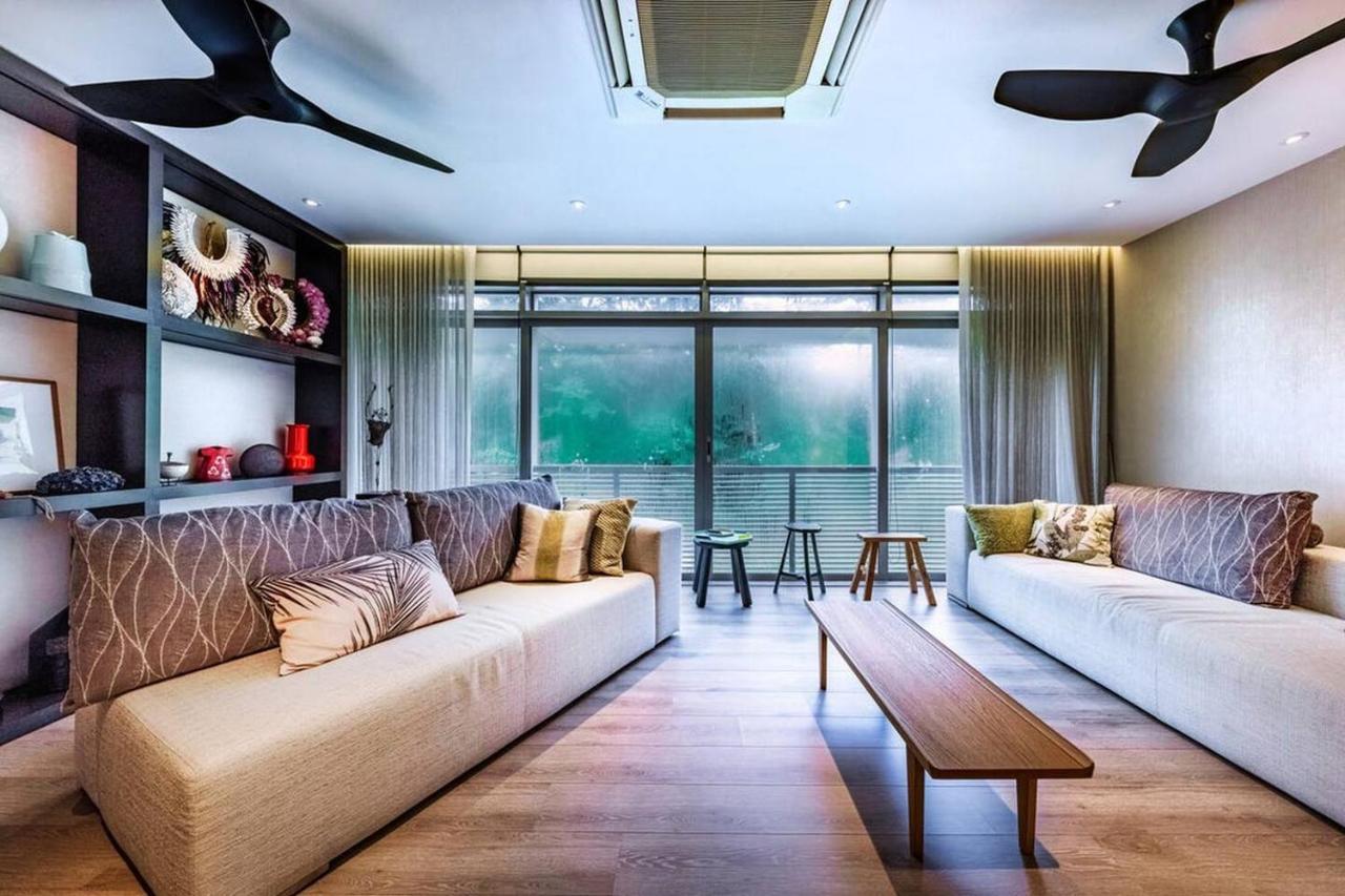 Refined Family Residence in Singapore + CX715 HKG → SIN