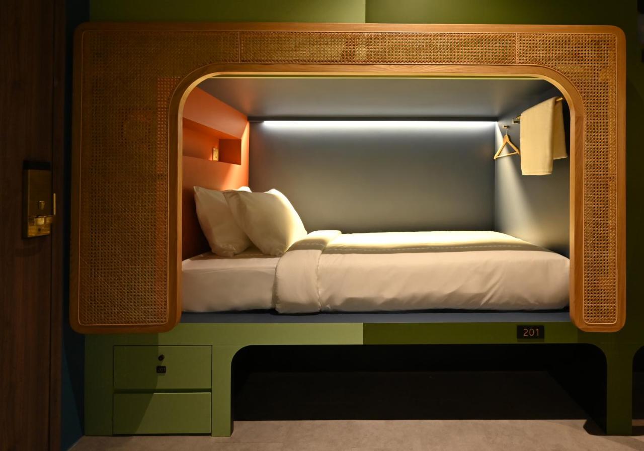 Dream Chaser Boutique Capsule Hotel + CX715 HKG → SIN