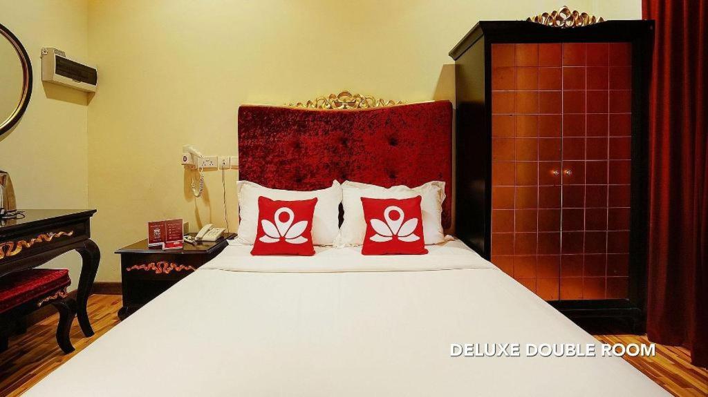 ZEN Rooms Jinshan Hotel + CX715 HKG → SIN