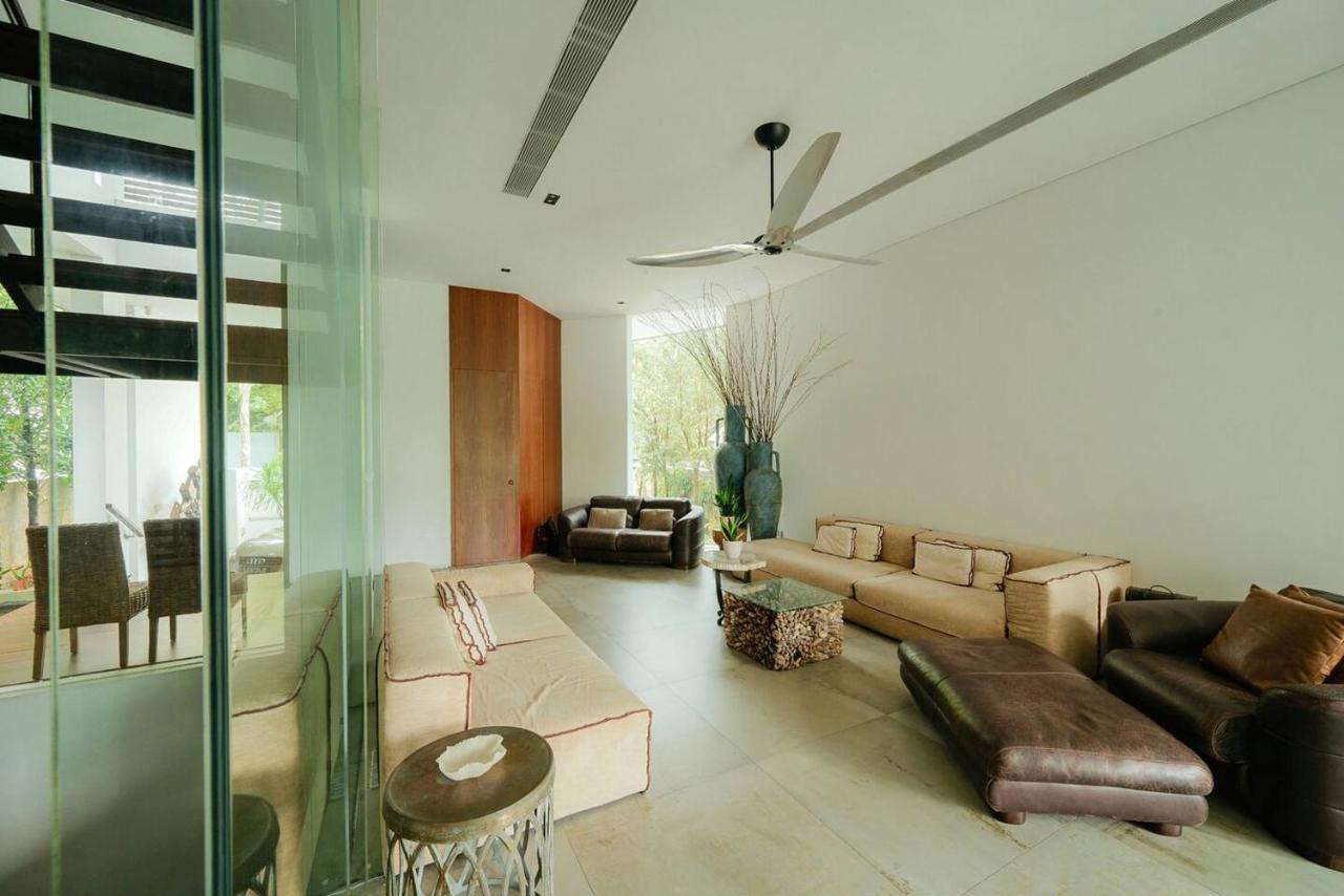 Luxury Hua Guan Avenue Villa + CX715 HKG → SIN