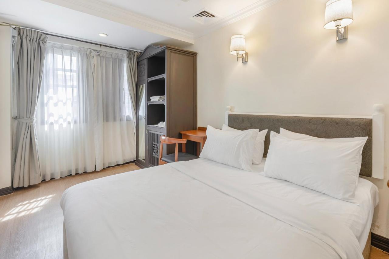 iNN at Temple Street By Q loft + CX715 HKG → SIN