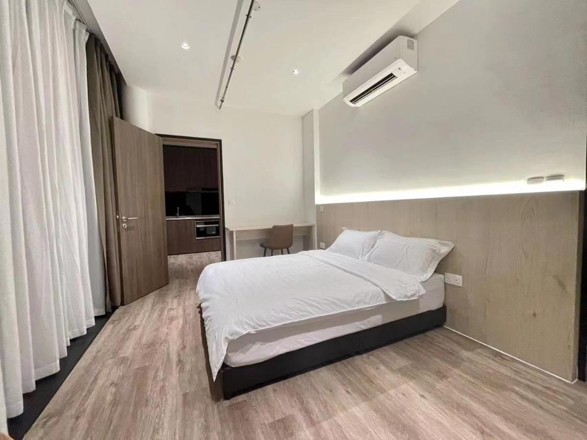 KK Home - Bugis Service Apartment Suite + CX715 HKG → SIN