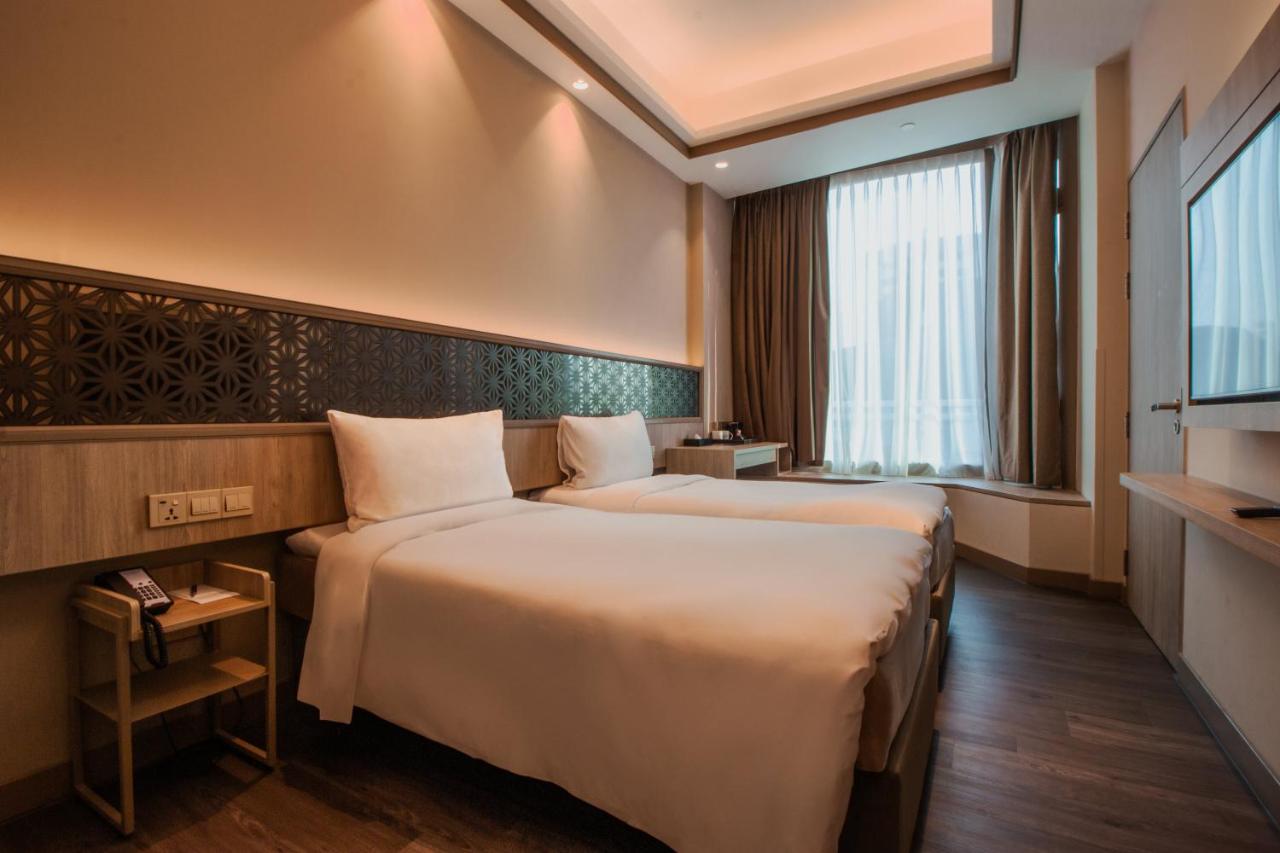 Aqueen Prestige Hotel Jalan Besar + AI503 BOM → SIN