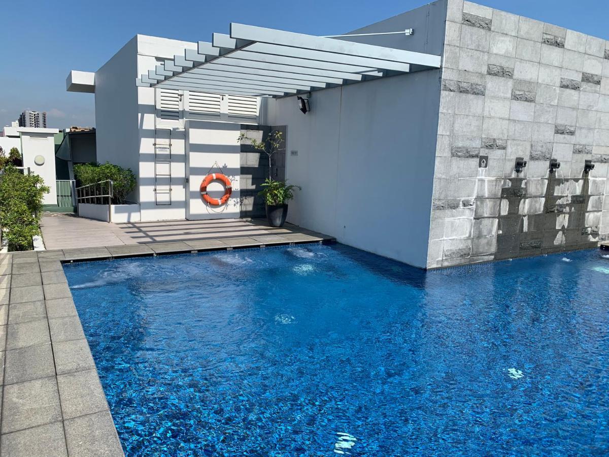 Sky Terrace w 2 rooms, kitchen, alfresco mini garden terrace pool near MRT + CX715 HKG → SIN
