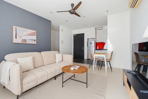 Arcoris Soho by Blueground KUL-19